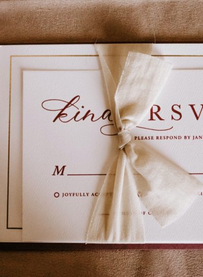 the difference between custom and online wedding stationery